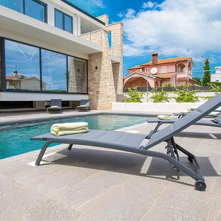 Beautiful Rosarol Villa Ližnjan