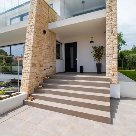 Beautiful Rosarol Villa Ližnjan