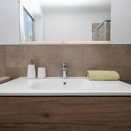 Beautiful Rosarol Villa Ližnjan