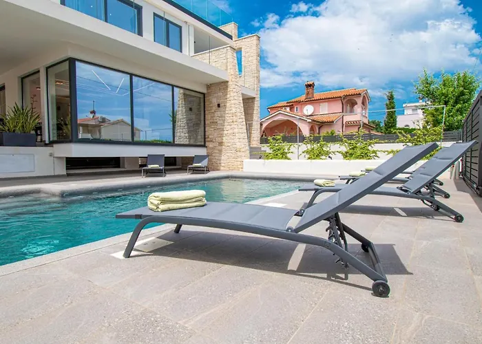 Beautiful Rosarol Villa Ližnjan