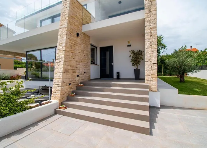 Beautiful Rosarol Villa Ližnjan