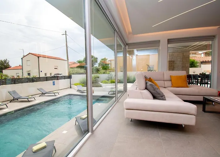 Beautiful Rosarol Villa Ližnjan