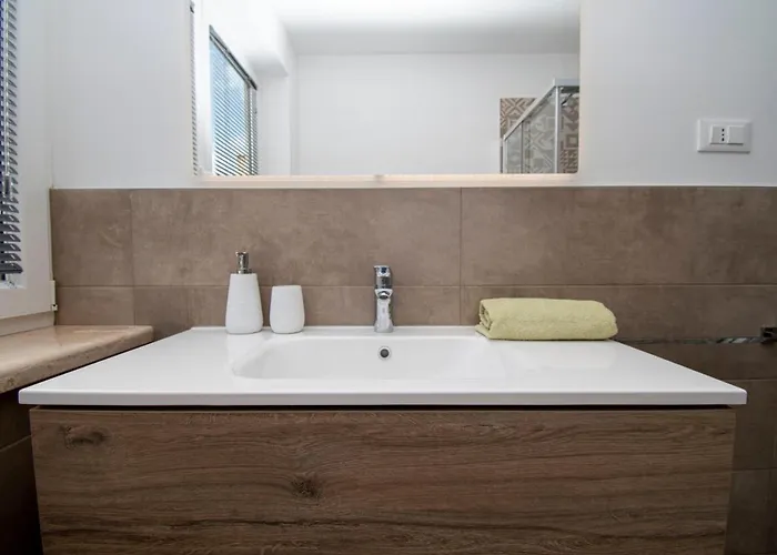 Beautiful Rosarol Villa Ližnjan